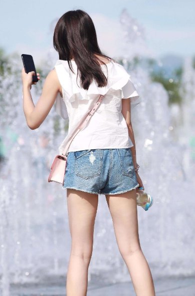 穿搭■街拍美女露脐装搭热裤,小蛮腰,大长腿,这才是“魔鬼身材”