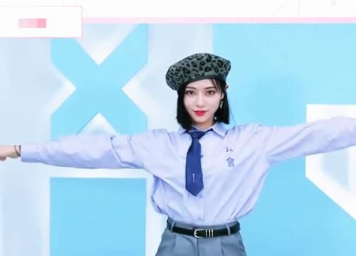  许佳琪■青你对许佳琪有多偏爱？唱主题曲连换4套造型，其他学员没这待遇