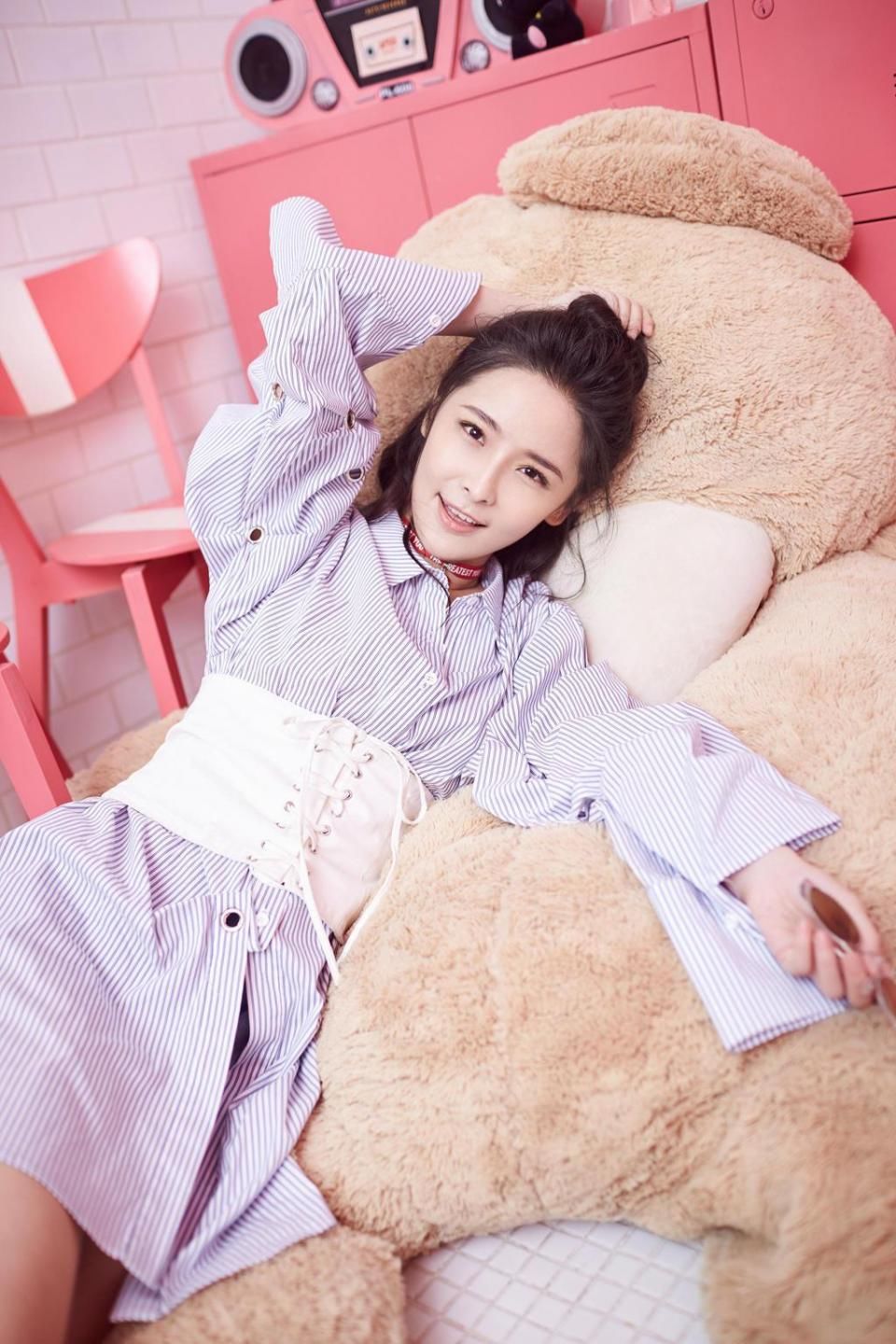 李曼夏日灵动写真曝光  清新甜美再现“长腿杀”