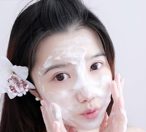 「洗脸」很多人洗脸都是刚沾水就用洗面奶,这是错误的,难怪毛孔大还暗沉