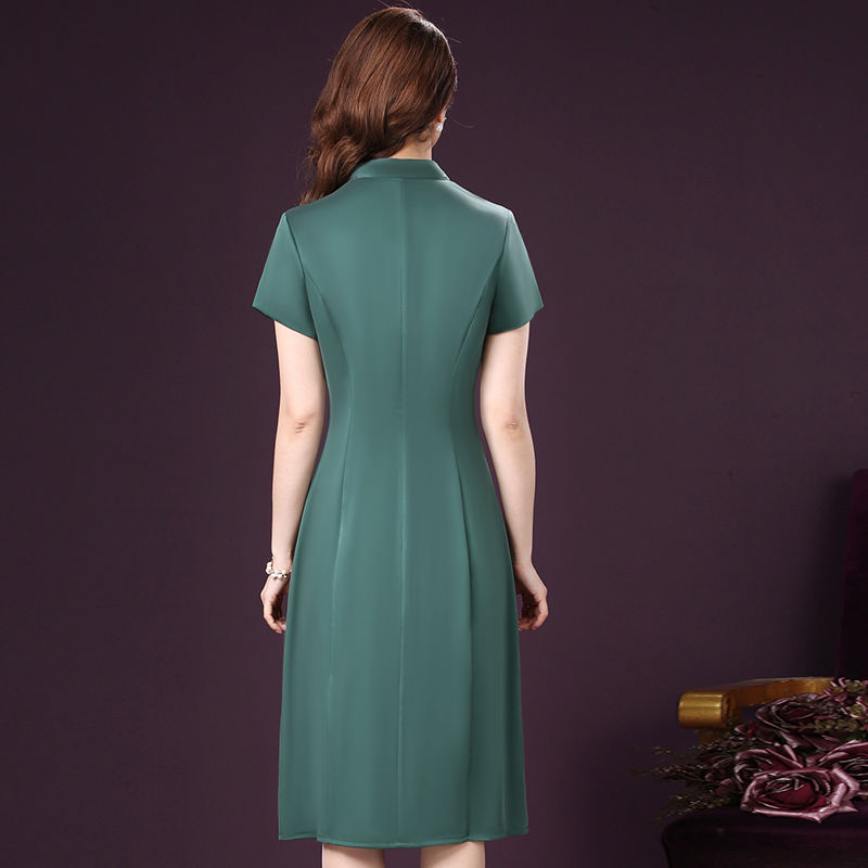 如今70后女人都流行这样穿,换上这连衣裙,居然美得不敢相信