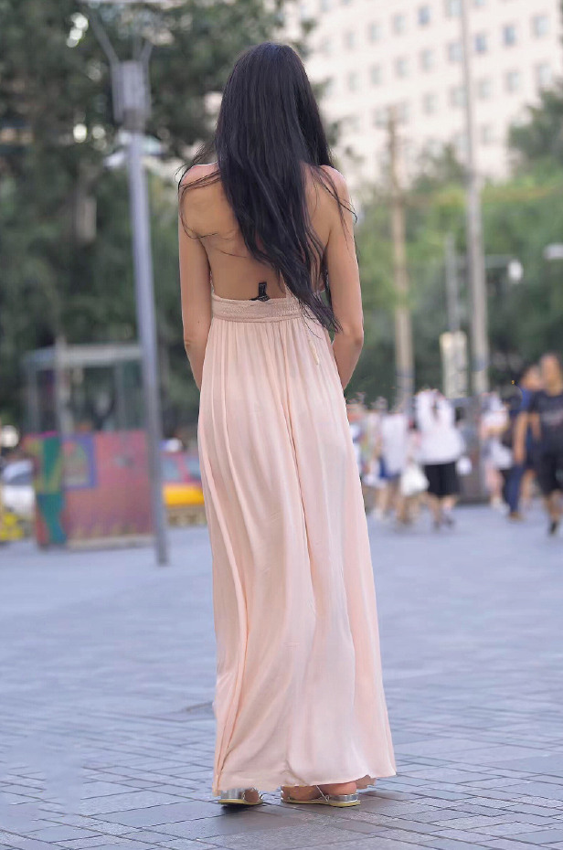 气质小姐姐,身穿肉色深V连衣长裙,昂首挺胸的姿态自信满满!