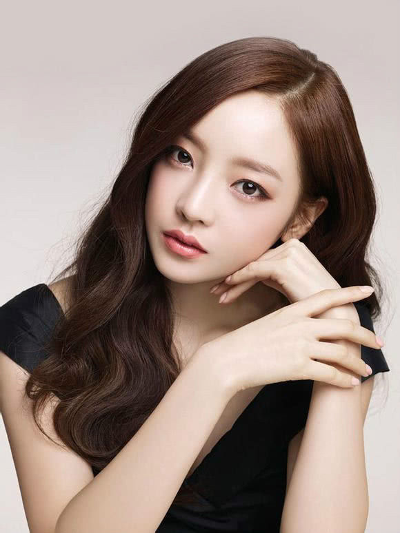 蚂蚁腰柔弱女星打男朋友，拒绝警方调查，证据公开