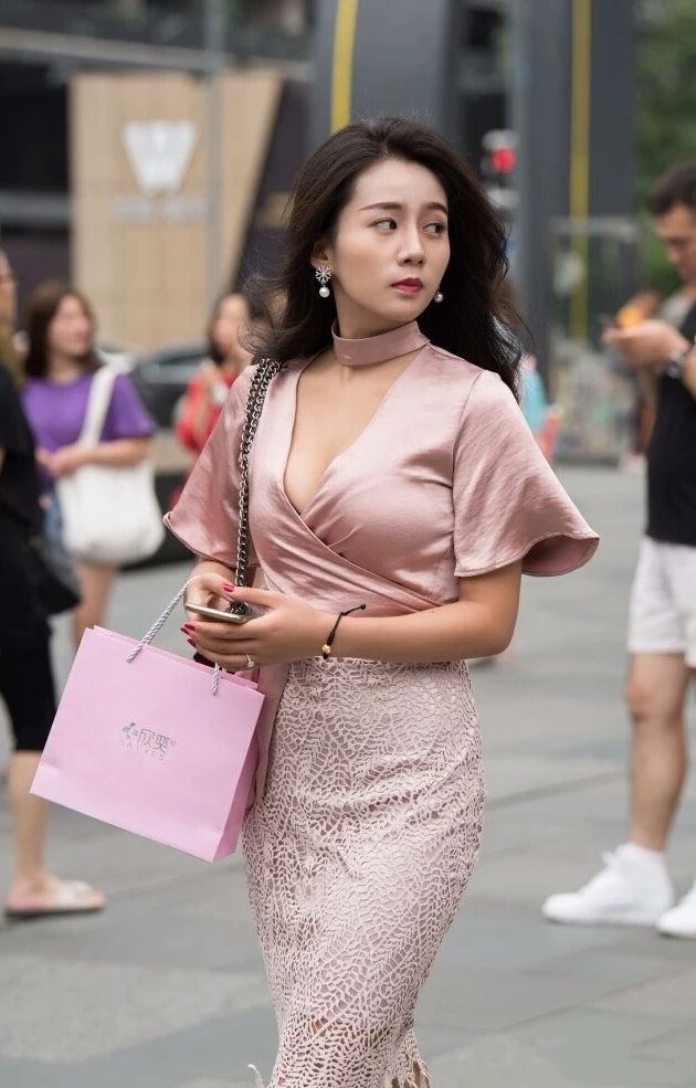 街拍与搭配:黑丝加豹纹的图六美女满满的诱惑