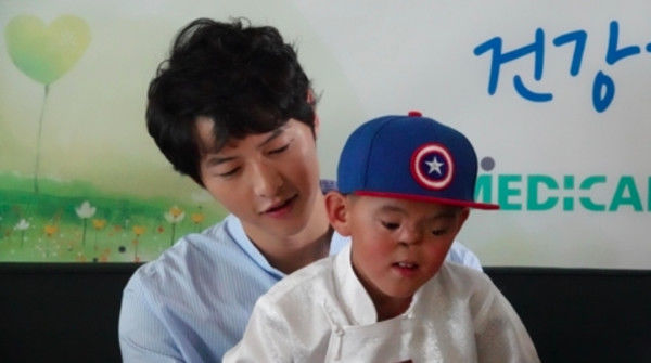 宋仲基牢记5年＂无鼻男孩＂ 暖心探望:有没有去上学