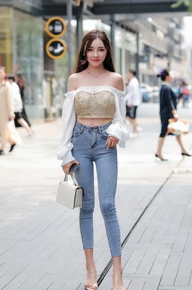 气质|靓女婀娜时髦, 穿背带牛仔裤很显文艺