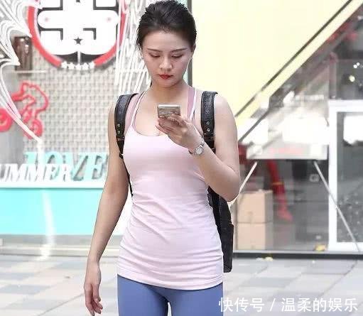 打底裤巧妙的起到收拢的效果，尽显你优雅迷人的好身姿