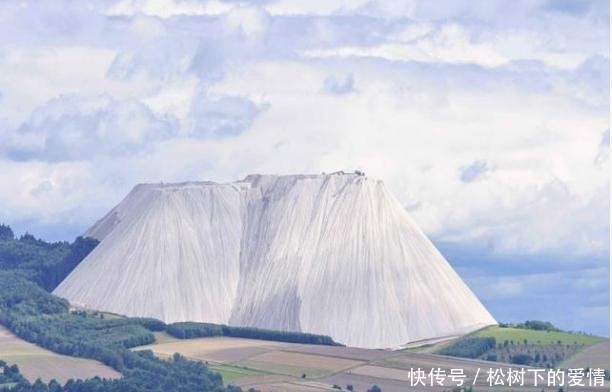 世界上最大的盐山，总重达3亿吨，来访的游客需带走一包盐