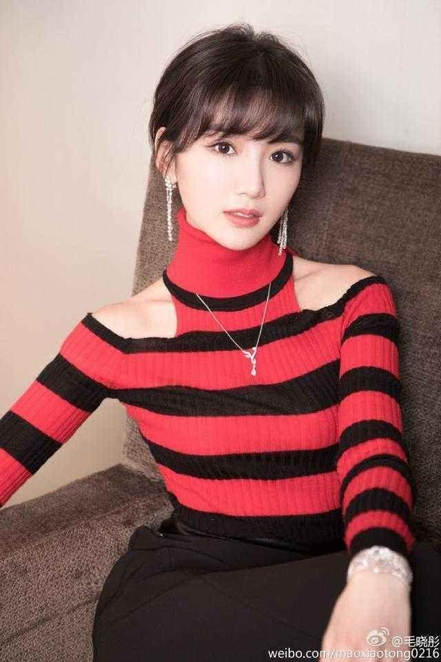 毛晓彤身穿“珠宝长裙”亮相,网友:裙子太“贵气”!