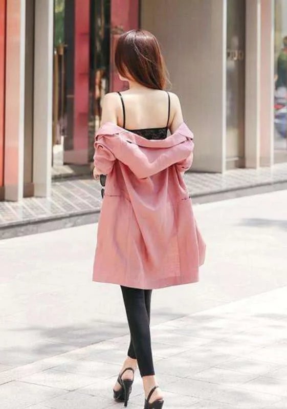 小姐姐吊带文胸装诱惑力很强，完美的S曲线怦然而出