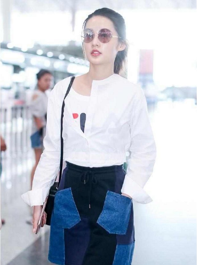 李沁现身机场，身穿补丁裙竟一点都不丑，网友:还不是因为腿长