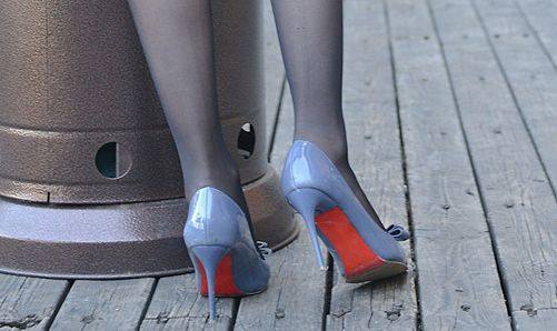 蓝色高跟鞋搭配黑丝袜，同事见了都说美！