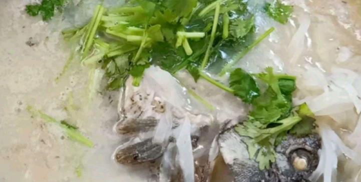  【鲫鱼萝卜汤】孩子补钙要吃的菜，简单好做营养丰富，对门孩子也要吃