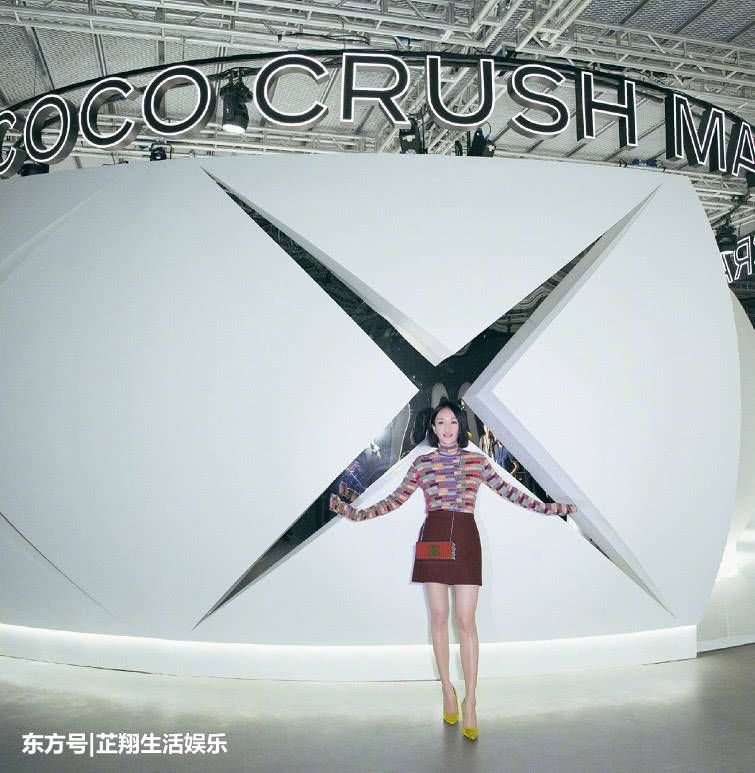 当30岁毛晓彤与44岁周迅撞衫，终于见识到什么是真正的好身材