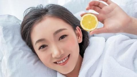  早上■护肤小技巧：早上做到4件小事，肌肤水嫩又光滑，中年女人显年轻