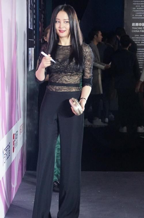 #连体#陶红真敢穿，性感的红唇搭配上率性飒气的连体裤，真是太惊艳了！