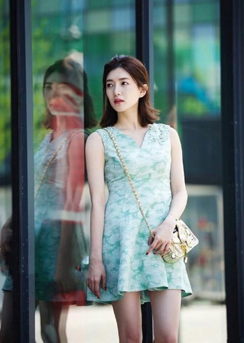 江疏影厉害了，这么窄的金环靴也能塞进去，网友：还能脱下来吗？