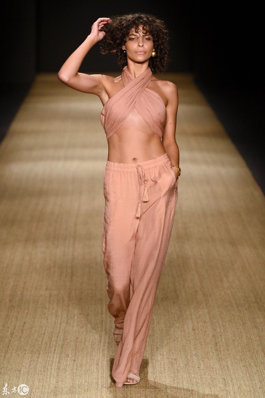 神奇的2019迈阿密泳装周，除了大码模特，还邀请模特现场哺乳