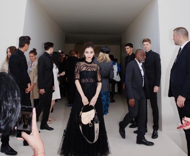 外媒曝光杨颖未修图，粉丝怒赞颜值太争气，王子文直接被完虐