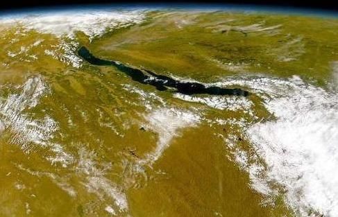 这个湖中有多种海洋生物，蓄水量相当于19个渤海，还能直接饮用