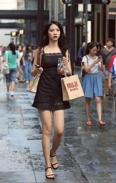 街拍时尚穿搭小姐姐，衬托纤细曼妙的身段，貌若天仙一样！