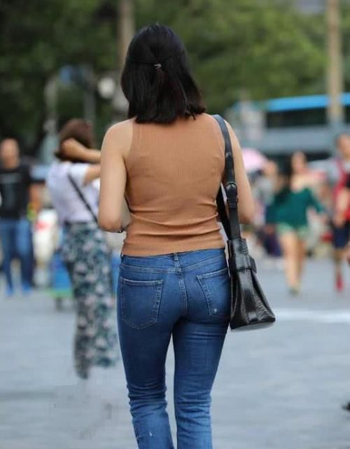  [气质]街拍：面带笑容的小姐姐，一件蓝色短袖配白色半身裙，优雅气质美