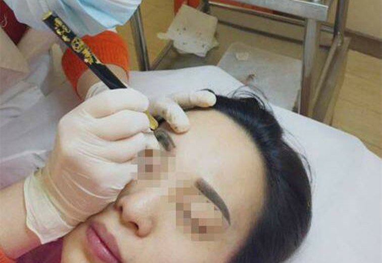 女人千万别再去纹眉,很难看,化妆师教你一招,几步画出好看眉毛