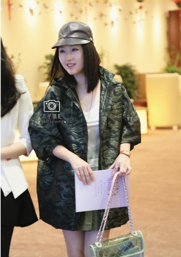 杨钰莹穿运动鞋配腿袜扮嫩，却被膝盖出卖，网友:终于相信你47了