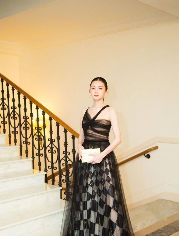 『 变得更加』薄纱裙更为细嫩，不愧为“冯女郎”，苗苗身型太纤美