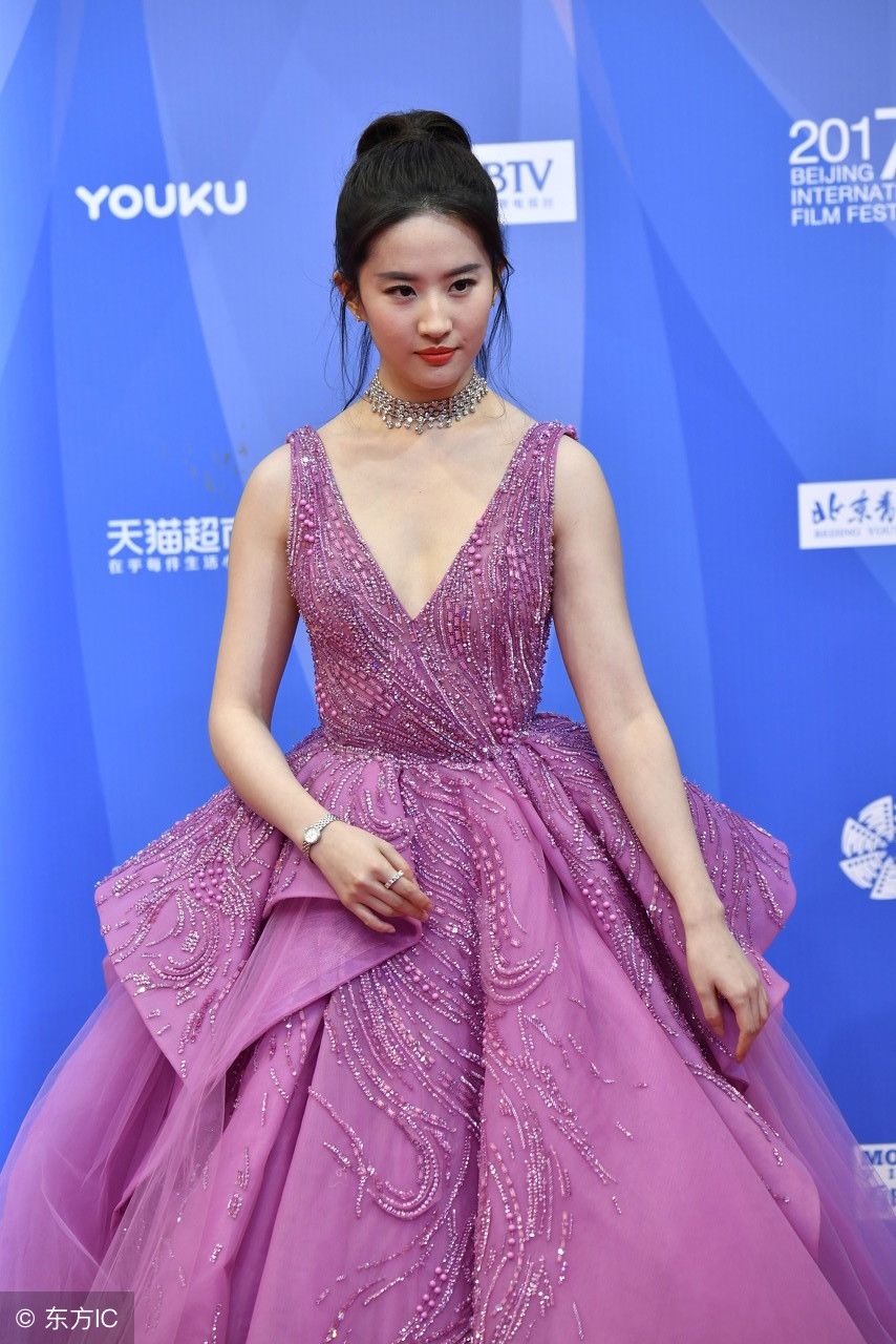 30岁的刘亦菲一身紫色深V长裙，高雅的盘发，彰显高贵端庄