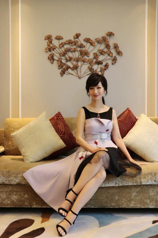 62岁赵雅芝满眼皱纹现身活动，网友：没打针的脸就是真实！