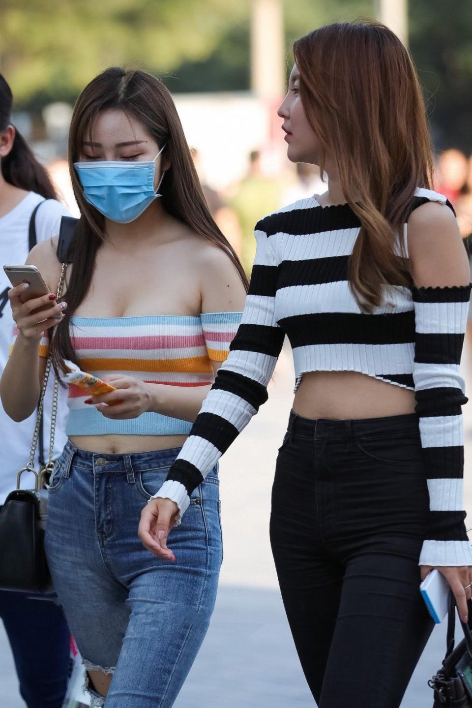 时尚街拍:紧身衣配紧身裤，优雅又迷人!