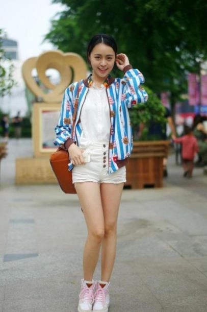 『 身穿』身穿一条吊带长裙,尽显优雅的女神范,街拍:气质高雅的长发小姐姐