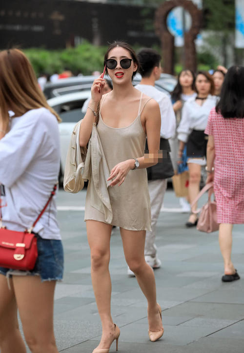 穿睡衣的小姐姐熬夜看世界杯，早上起来穿了一件睡衣就出门了！