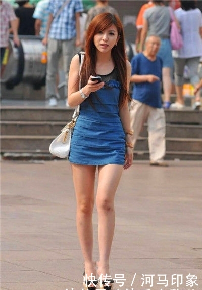 「颜值」街拍:高颜值的小姐姐,秀出青春活力范,非常有女人味