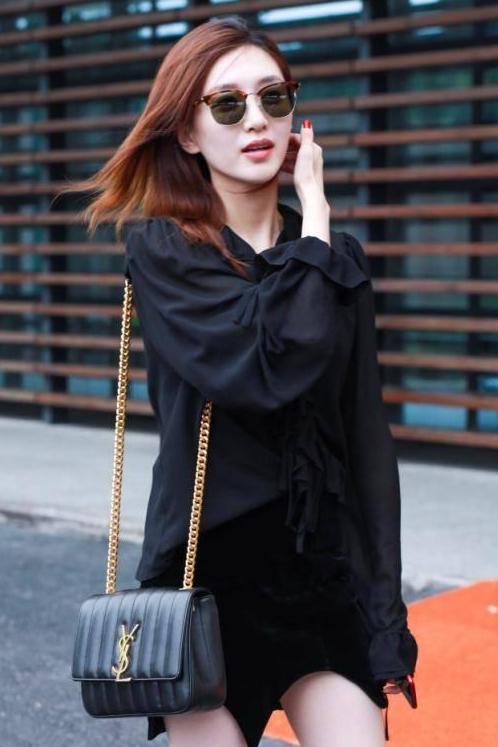 江疏影的腿已经够长了，还将短裙剪开叉，网友：一般人不敢这么穿