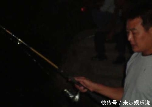 「黑色」这鱼沿海地区叫它“花身鸡鱼”体侧有3条成弓状的黑色纵带