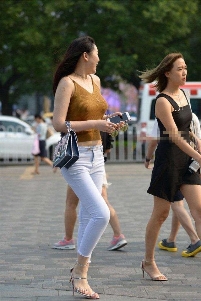 街拍：图1伴娘小姐姐，别看她瘦，浑身有肉肉!