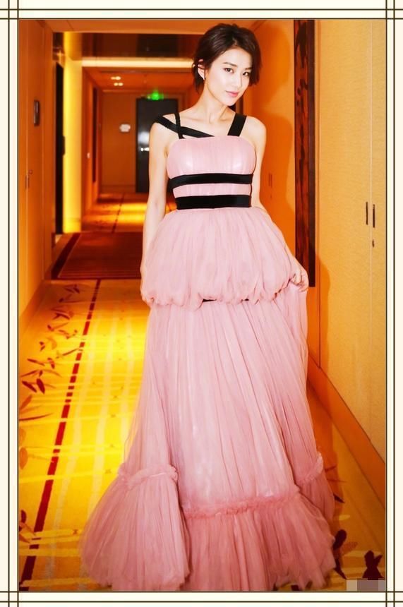 黄圣依穿这么紧的短裤不觉得难受吗？都勒出赘肉了