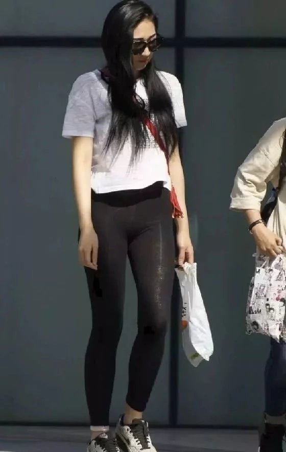 漂亮气质小姐姐，黑色紧身裤尽显尽显曼妙迷人好身材，筷子腿美出