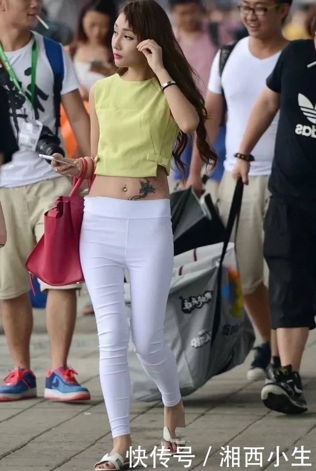 街拍：美女背心搭紧身裤，白绿搭配简约却不失个性！