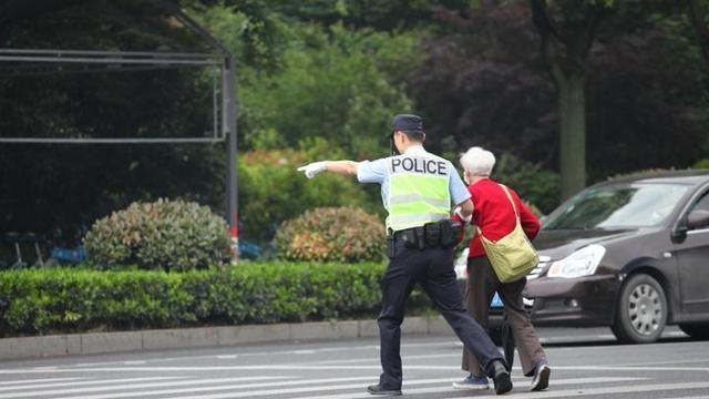  『提醒』长假期间 杭州西湖景区交通平稳顺畅 交警提醒雨天行车安全