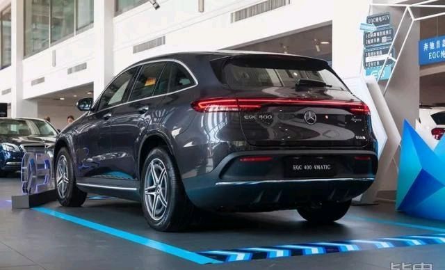 「娱乐系统」续航415km+5.2s破百!实拍奔驰首款纯电SUV
