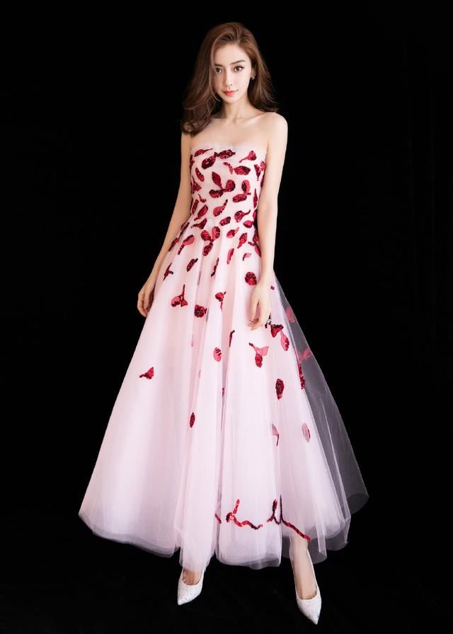 张雪迎杨颖撞衫单肩礼服，相差8岁，差距真的很大！