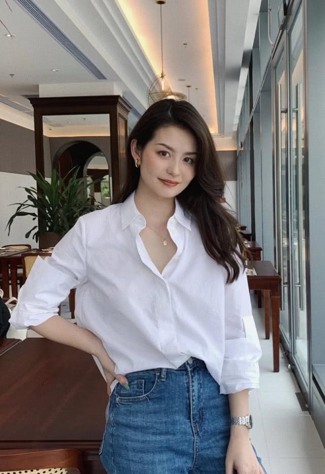  『穿起来』为什么说白衬衣只有初入职场穿？跟随时尚博主那样搭牛仔裤子，真是潮爆掉