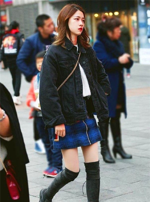  『颜值』街拍：高颜值的小姐姐，秀出青春活力范，非常有女人味