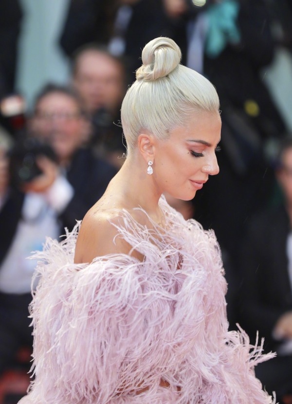 你的裸色口红不如Gaga有气色？