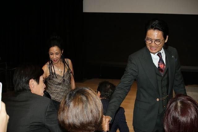 周润发妻子可真时髦，穿吊带裙梳脏辫，59岁潮的飞起！