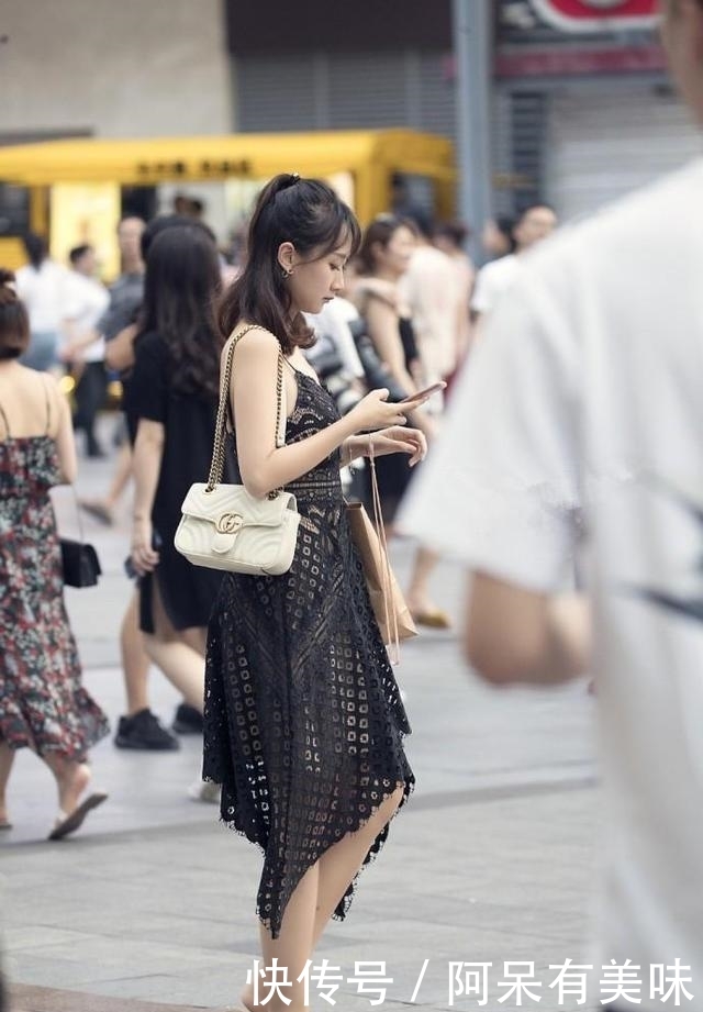  凸显@路人街拍，羞涩可人的小姐姐，走路自带气质，凸显女神的魅力