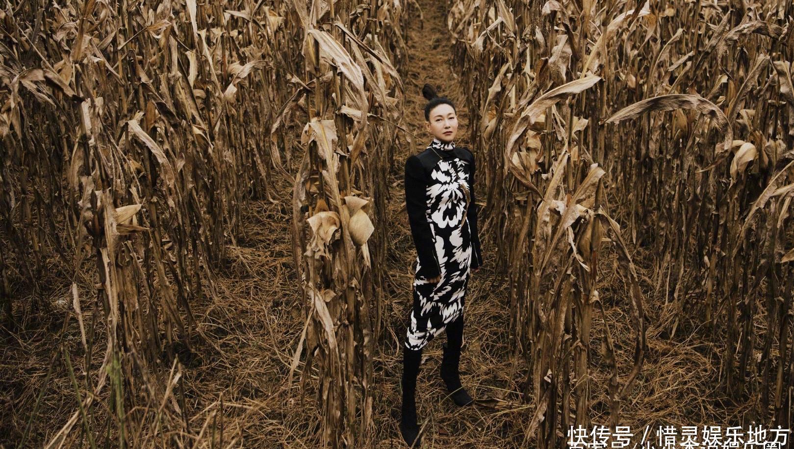 惠英红最新杂志封面曝光,和3位村民亲切合影,